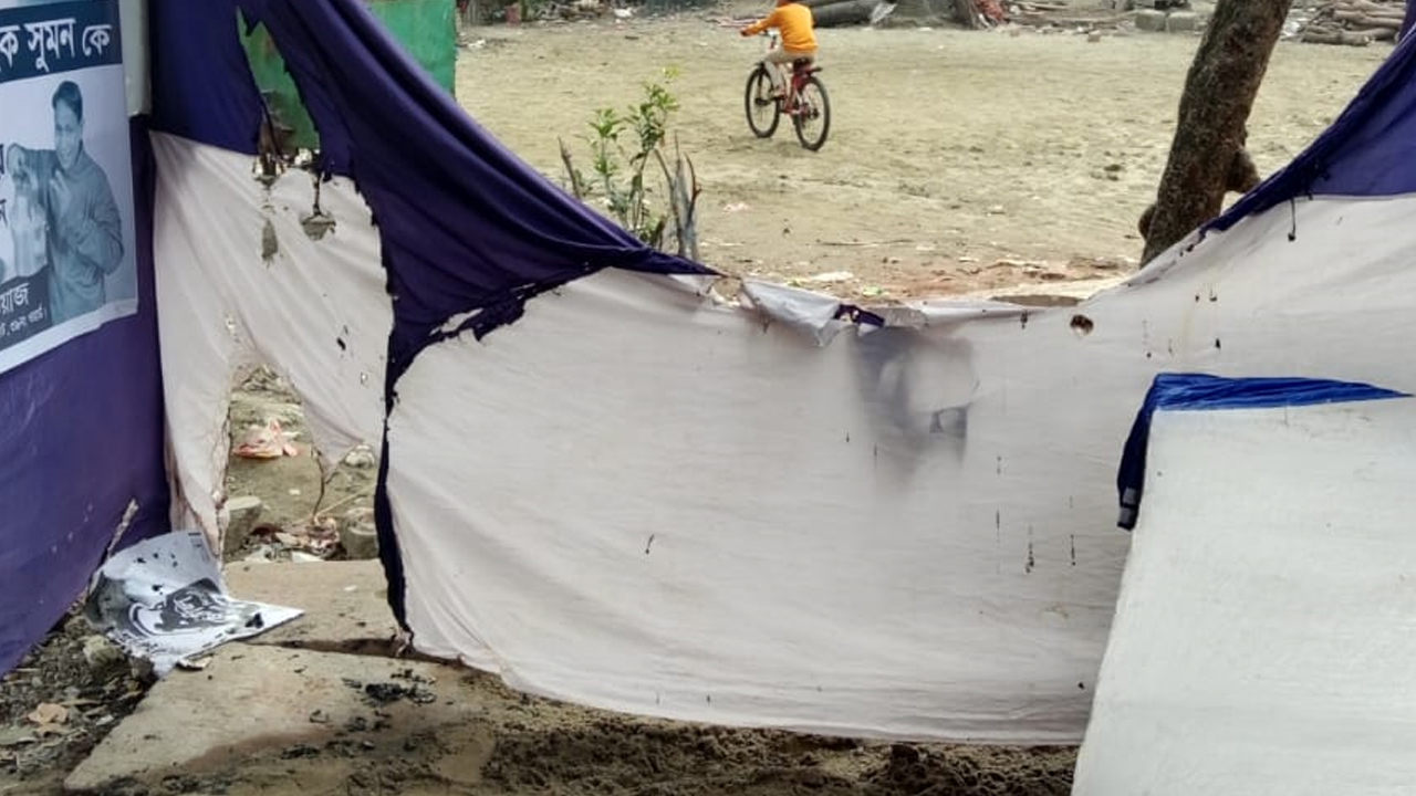 চট্টগ্রাম-১১ আসনের স্বতন্ত্র প্রার্থীর নির্বাচনী ক্যাম্পে আগুন