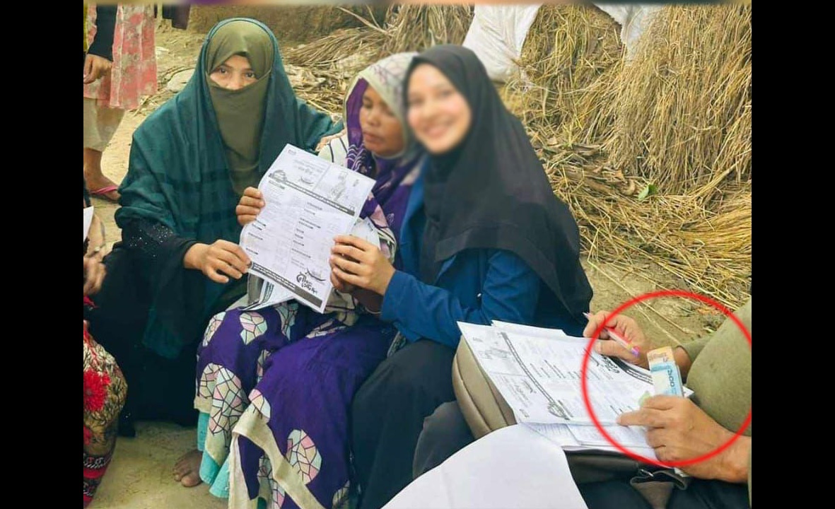 চট্টগ্রামে ভোটারদের মধ্যে সরাসরি নগদ টাকা বিলি নৌকার প্রার্থীর