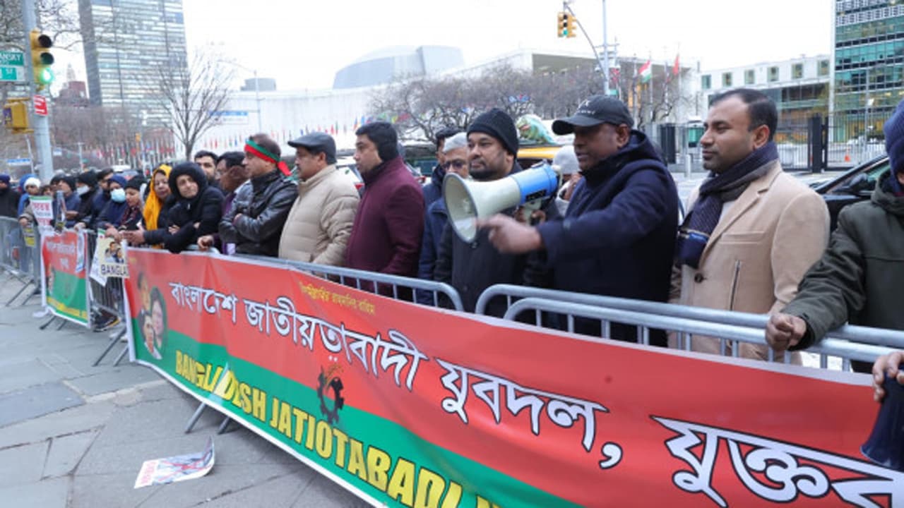 জাতিসংঘের সামনে বিক্ষোভ সমাবেশ করেছে যুক্তরাষ্ট্র যুবদল