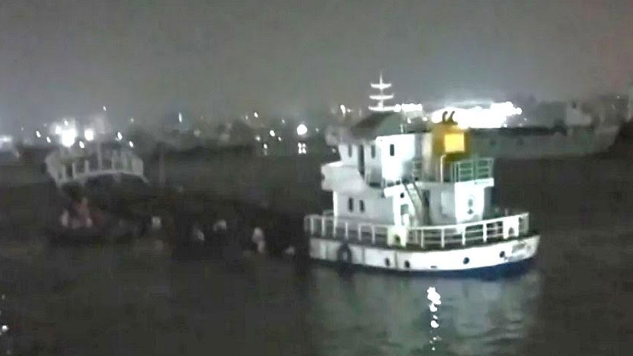 চট্টগ্রামের কর্ণফুলী নদীতে সারবোঝাই একটি লাইটার জাহাজ ডুবে গেছে