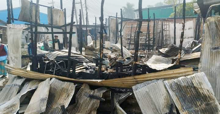 চট্টগ্রামের সীতাকুণ্ডে বৈদ্যুতিক শর্ট সার্কিটের আগুনে পাঁচটি দোকান পুড়ে ছাই