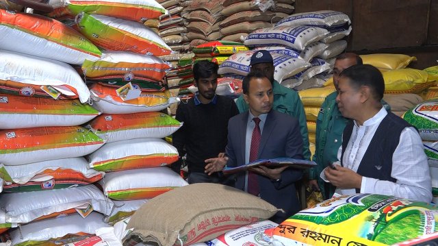 চট্টগ্রামে পর্যাপ্ত মজুত থাকার পরও চালের বাজার অস্থির করে তুলেছেন ব্যবসায়ীরা