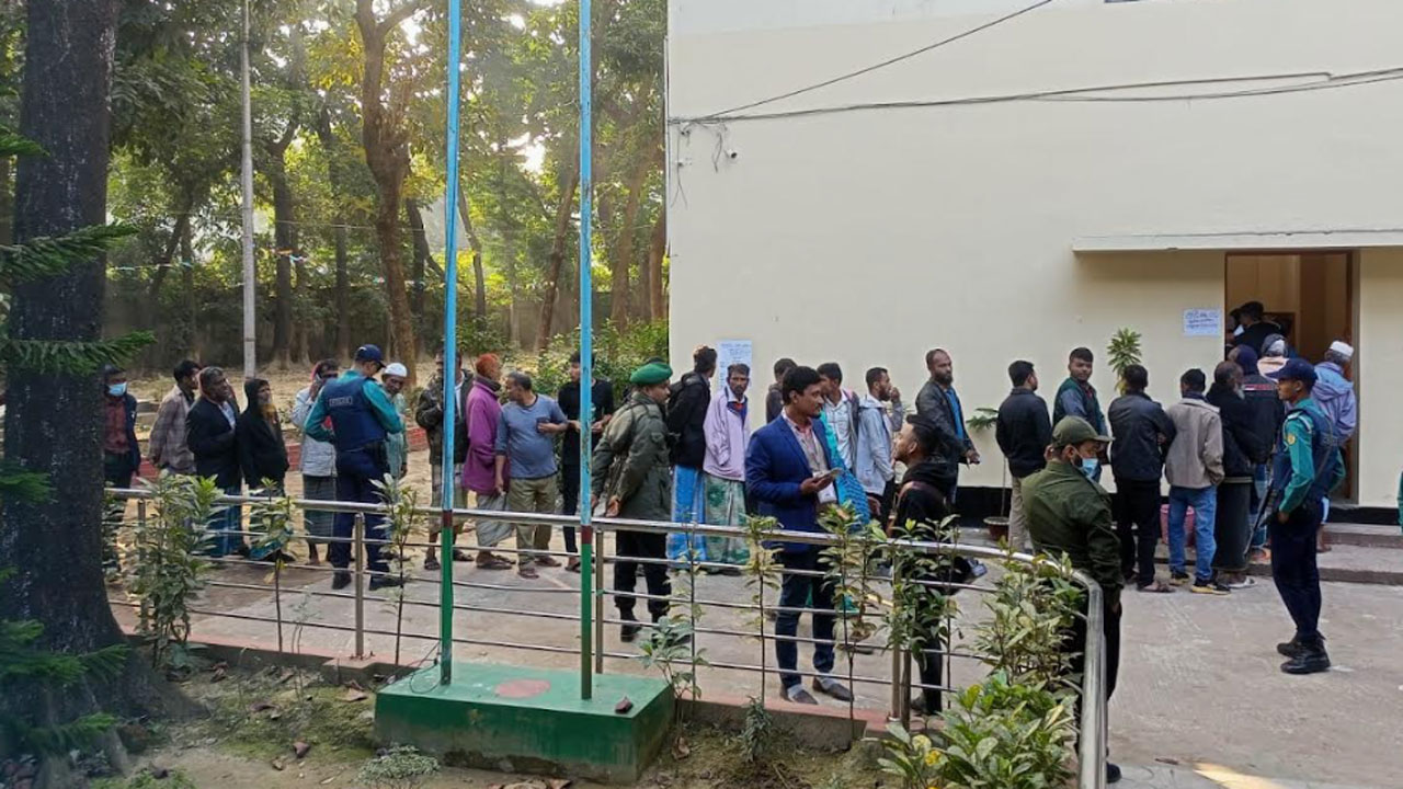 চট্টগ্রাম জেলা ও মহানগরের ১৬টি আসনে ভোটগ্রহণ শুরু হয়েছে