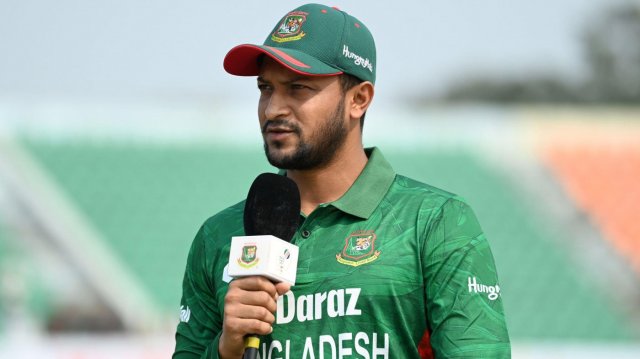 নেতৃত্ব থেকে বাদ সাকিব