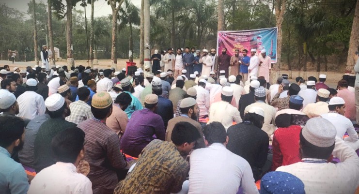 অনুমতি না পেয়ে চট্টগ্রামে ইসলামী বিশ্ববিদ্যালয়ের ফটকের বাইরে ইফতার