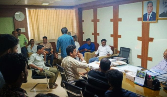 ছাত্রলীগ না হলেই চাকরি ক্যান্সেল, চবি রেজিস্ট্রারকে হুঁশিয়ারি
