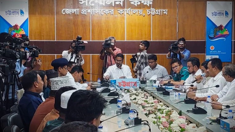 জেলা প্রশাসকের আশ্বাসে চট্টগ্রামে পরিবহন ধর্মঘট স্থগিত