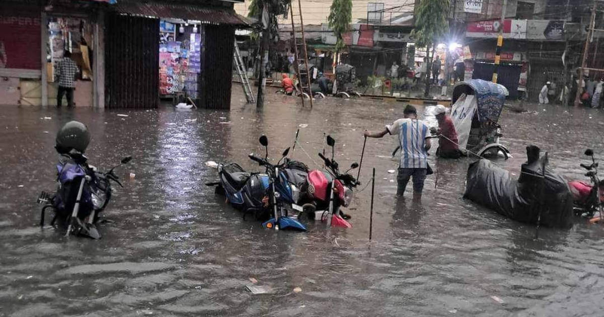 চট্টগ্রামের বিভিন্ন এলাকায় ভারি বৃষ্টিপাতে জলাবদ্ধতা