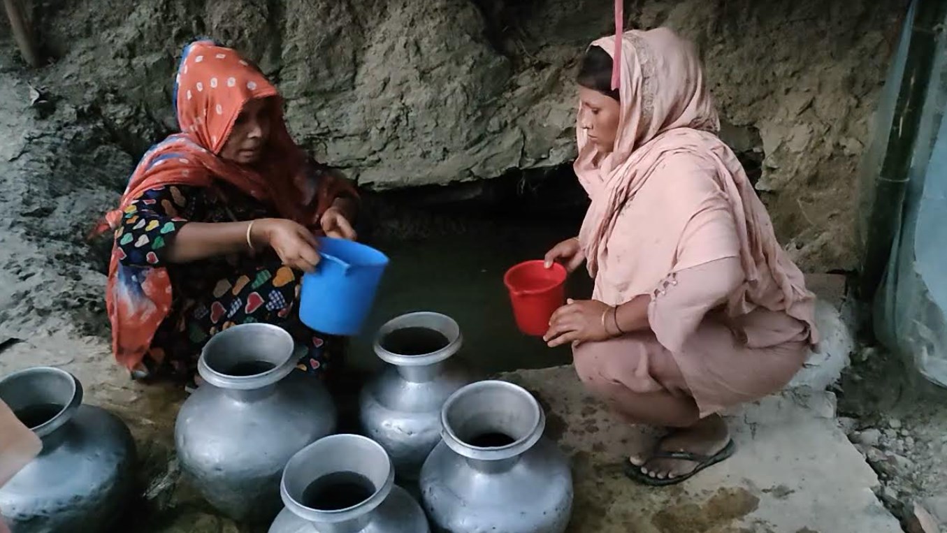 বান্দরবানে ঝিরির পানি শুকিয়ে যাওয়ায় বিশুদ্ধ খাবার পানির তীব্র সংকট