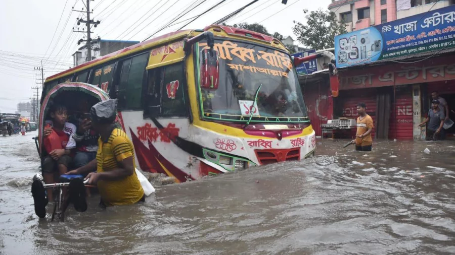 ২৩৫ মিলিমিটার বৃষ্টিতে জলমগ্ন চট্টগ্রাম