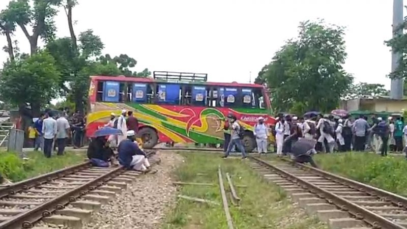 চট্টগ্রামে শিক্ষার্থীদের সড়ক ও রেলপথ অবরোধ, চলাচল বন্ধ