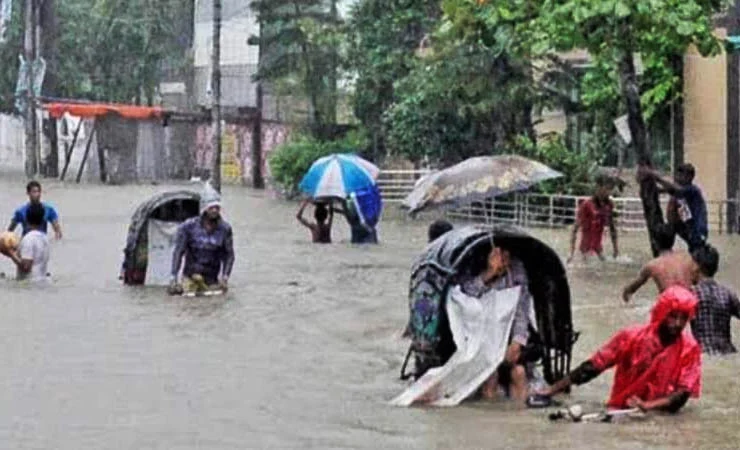 ভারী বৃষ্টিতে কোমর পানিতে ডুবল চট্টগ্রাম