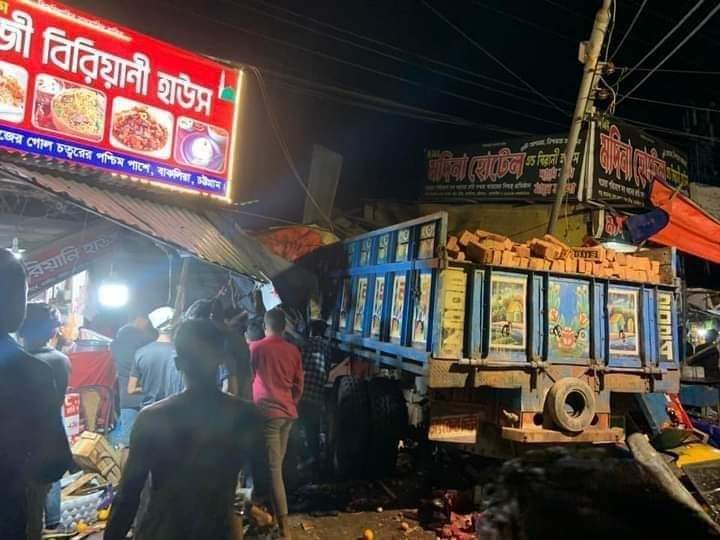 চট্টগ্রামে নতুন ব্রিজ এলাকায় দোকানে ট্রাক ঢুকে ভয়াবহ দুর্ঘটনা