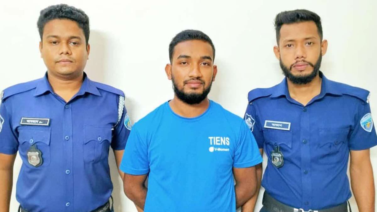 কক্সবাজার সৈকতে নারীকে হেনস্তাকারি ফারুকুল গ্রেফতার