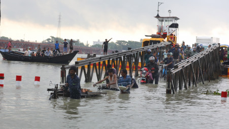 কালুরঘাটে ফেরি থেকে পড়ে গেল সিএনজি অটোরিকশা