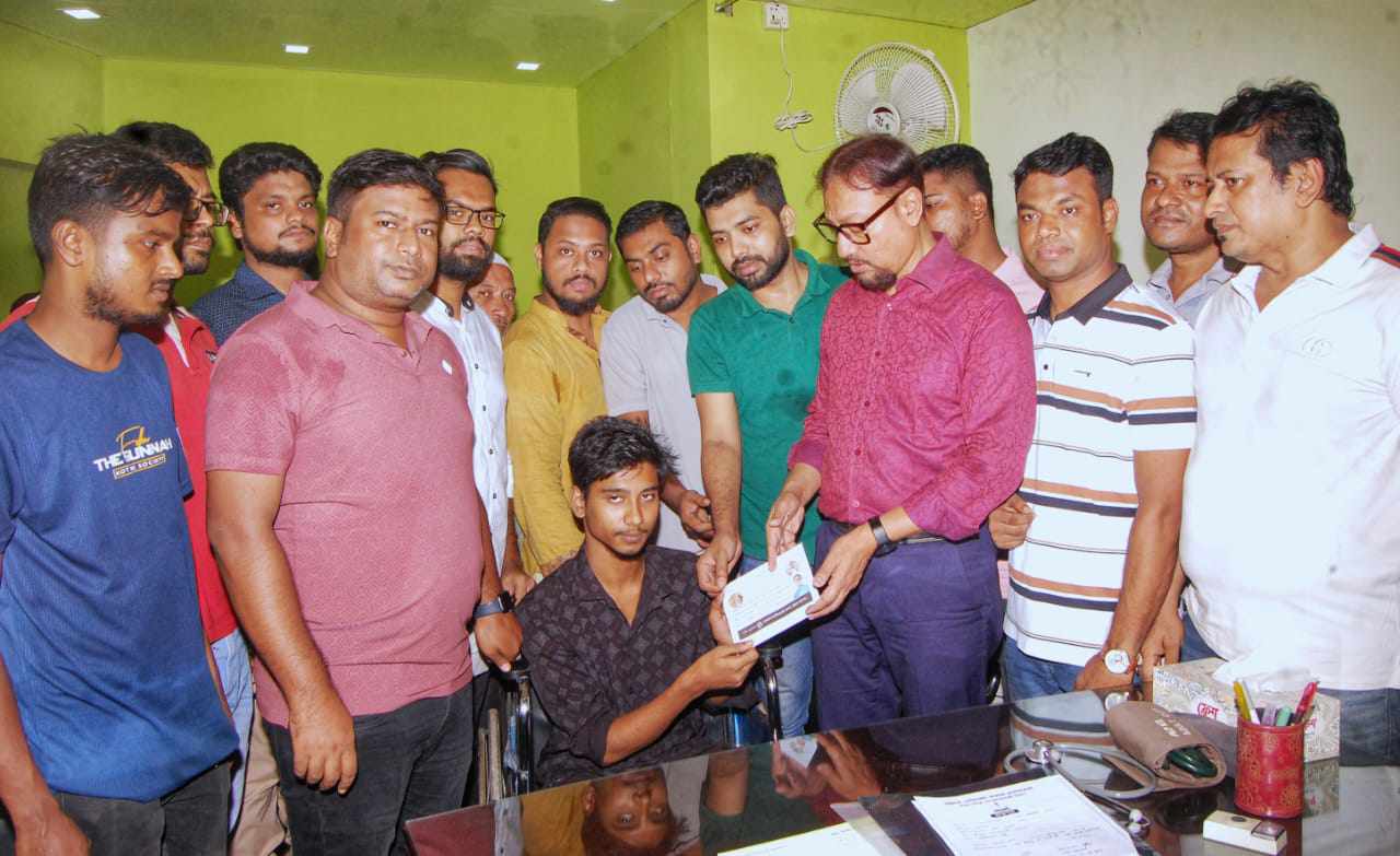 বৈষম্য বিরোধী ছাত্র -জনতার আন্দোলনে গুলিবিদ্ধ ছাত্রদল নেতাকে আর্থিক অনুদান