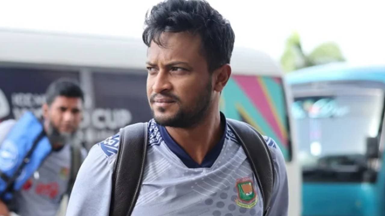 সাকিব আল হাসানের রাজনৈতিক অবস্থান পরিষ্কার করা উচিত : ক্রীড়া উপদেষ্টা