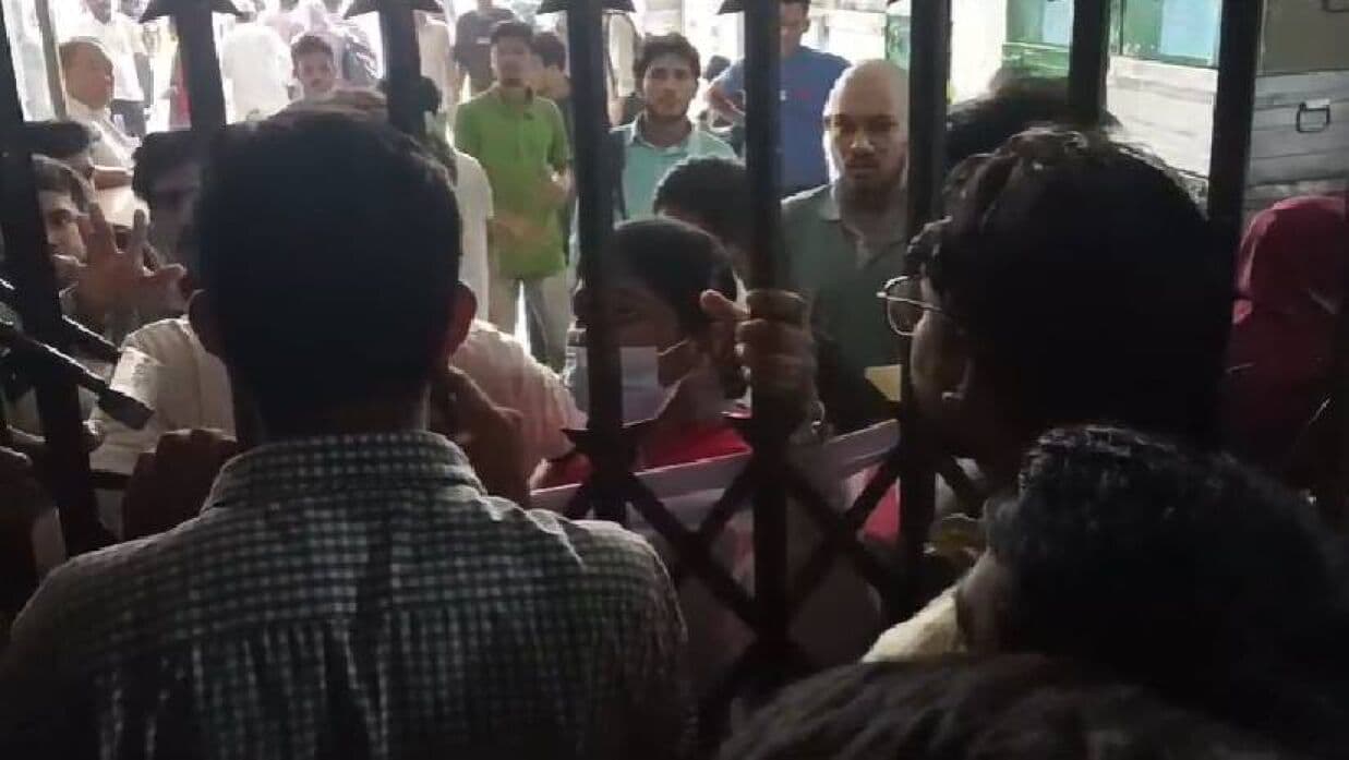 চট্টগ্রামে ফের এইচএসসি ফেল শিক্ষার্থীদের শিক্ষা বোর্ড ঘেরাও আন্দোলন