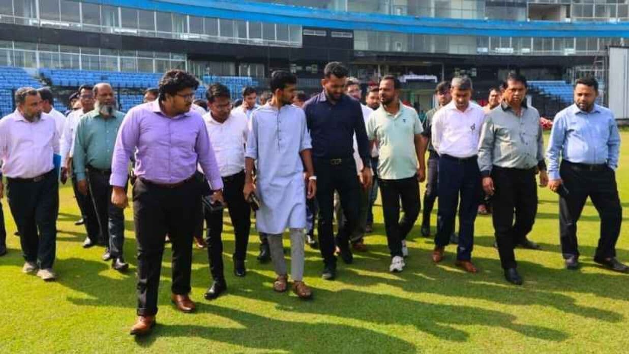চট্টগ্রামের দুই স্টেডিয়াম ঘুরে দেখলেন ক্রীড়া উপদেষ্টা আসিফ মাহমুদ