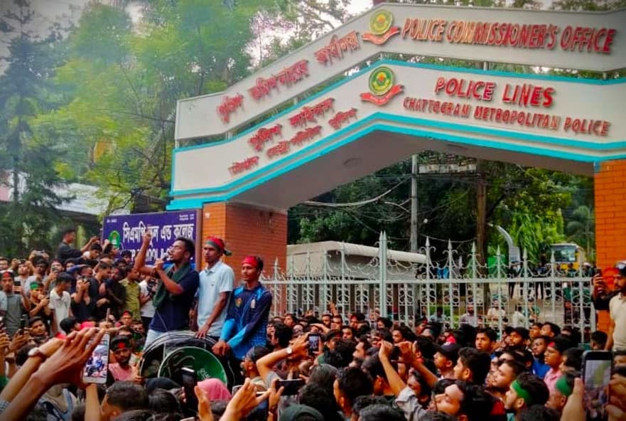 ছাত্রলীগের মিছিলের প্রতিবাদে  সিএমপি কমিশনারসহ তিন ওসিকে ২৪ ঘণ্টার আল্টিমেটাম
