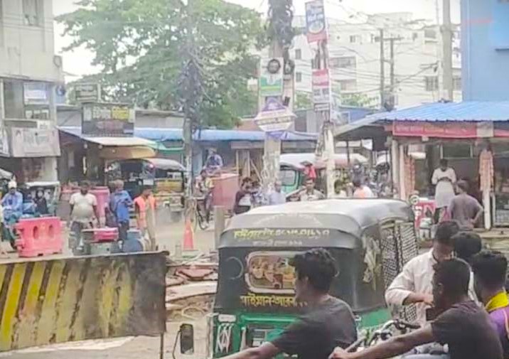 ওয়াসার খোঁড়াখুঁড়িতে পাইপ ফেটে বন্ধ হালিশহরের গ্যাস
