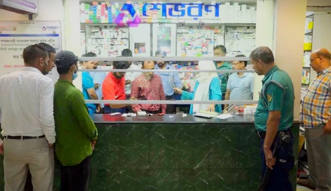 মেয়াদোত্তীর্ণ ওষুধ পাওয়া গেলো চট্টগ্রামে শেভরণের ফার্মেসিতে