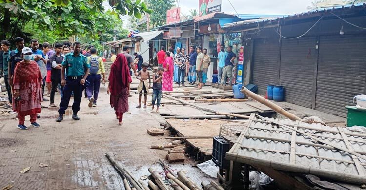 চট্টগ্রামের পাহাড়তলীতে ২০০ অবৈধ দোকান গুড়িয়ে দিল চসিক