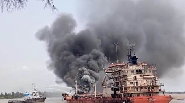 নৌ-উপদেষ্টার চট্টগ্রামে ‘বাংলার সৌরভ’ জাহাজে অগ্নিকাণ্ড তদন্তের নির্দেশ