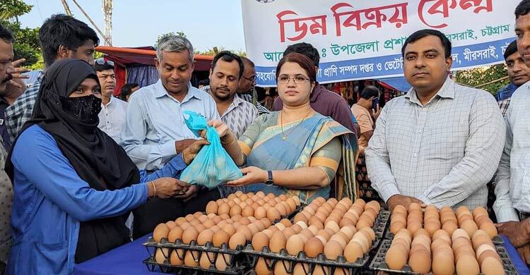 সরকার নির্ধারিত দামে ডিম বিক্রি মিরসরাইয়ে
