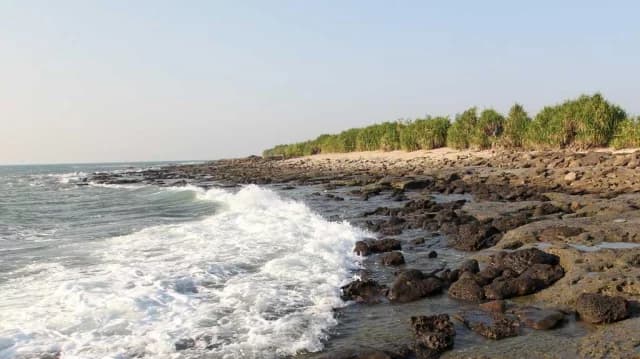 নৌযান চলাচল টেকনাফ-সেন্টমার্টিন রুটে বন্ধ