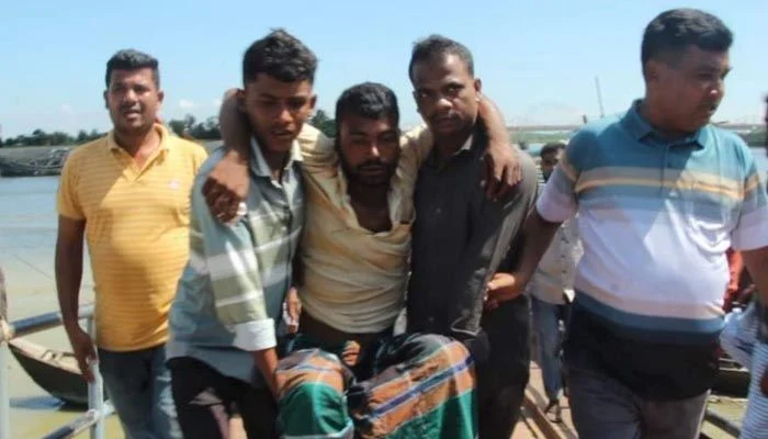 বঙ্গোপসাগরে দুই ট্রলারে ডাকাতি, গুলিবিদ্ধ জেলে