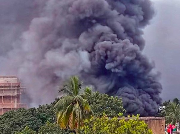 চট্টগ্রামের হালিশহরে টায়ার ফ্যাক্টরিতে আগুন