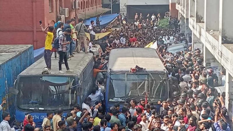 ‘‘জেলের তালা ভাঙবো, চিন্ময় প্রভুকে আনবো’’, প্রিজনভ্যান আটকে বিক্ষোভ সনাতনীদের
