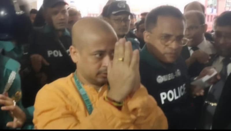 চট্টগ্রাম আদালতে চিন্ময় ব্রহ্মচারীকে হাজির