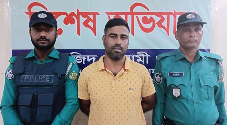 চট্টগ্রামের শীর্ষ সন্ত্রাসী, ৩৫ মামলার আসামি  ‘বার্মা সবুজ’ কে গ্রেপ্তার করেছে পুলিশ