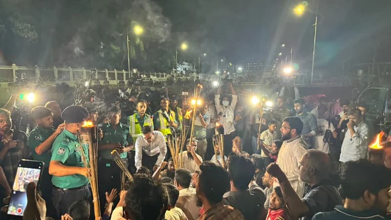নতুন উপদেষ্টা বশিরের বিরুদ্ধে মশাল মিছিল