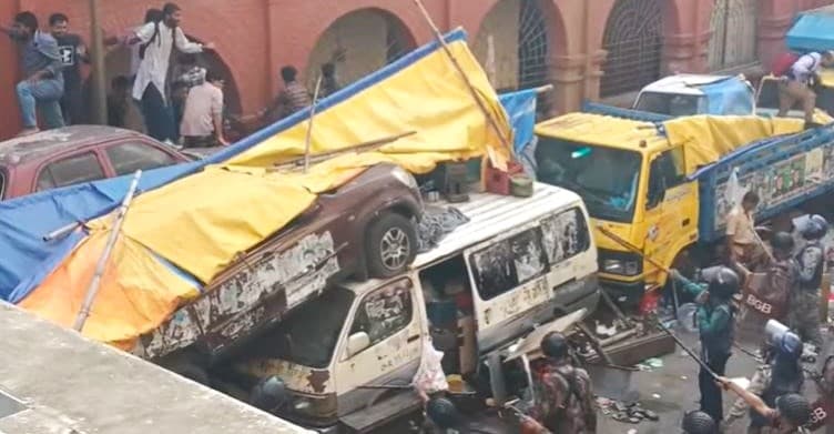 আদালত প্রাঙ্গণে বহিষ্কৃত ইসকন নেতা চিন্ময় দাসের অনুসারীদের সঙ্গে পুলিশের সংঘর্ষ