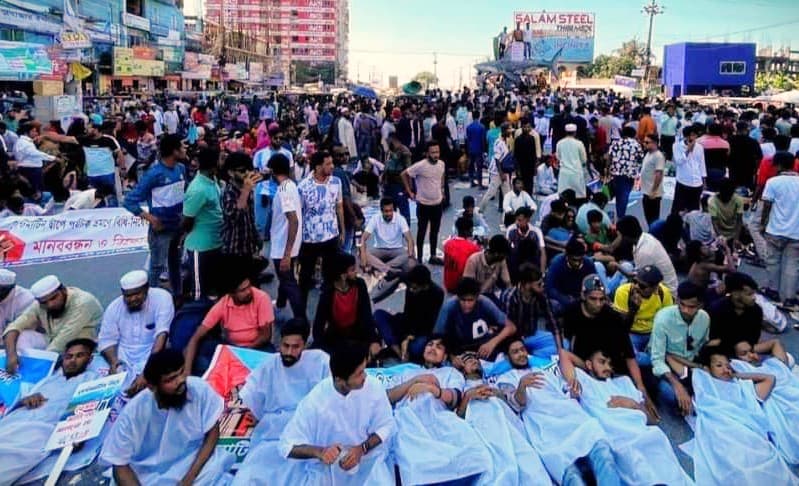 সেন্টমার্টিন দ্বীপবাসীর কাফনের কাপড় পরে কক্সবাজার শহরে সড়ক অবরোধ