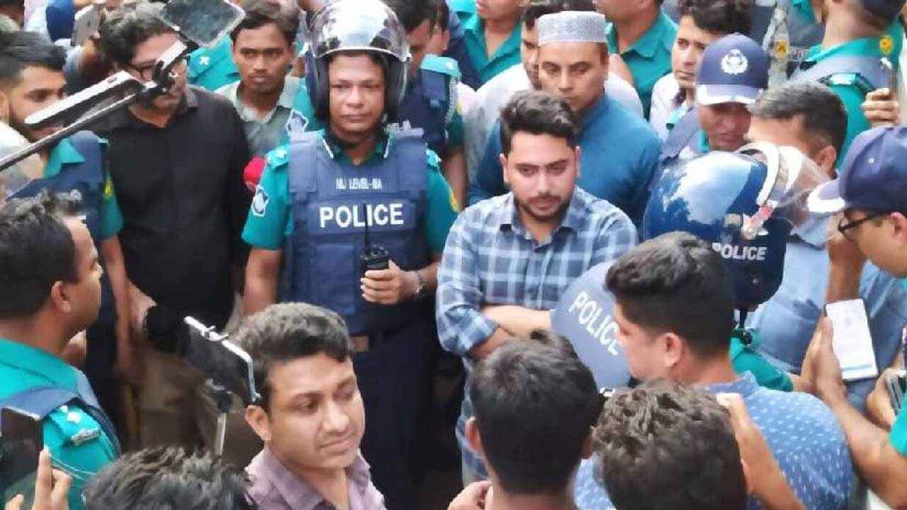 শিক্ষার্থীদের স্লোগান জবি প্রশাসনের বিরুদ্ধে, নাহিদকে লক্ষ্য করে নয় : জগন্নাথ বিশ্ববিদ্যালয়ের শিক্ষার্থীরা