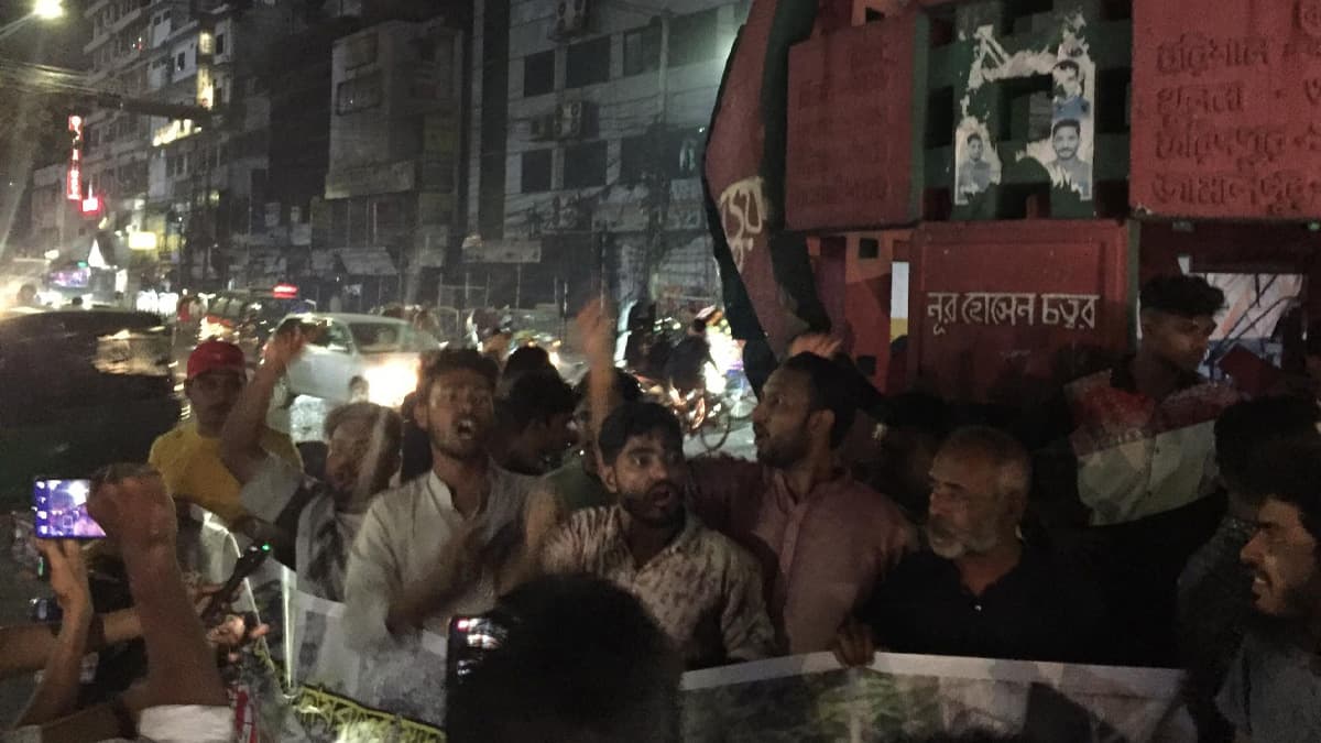ভোর হওয়ার আগেই ছাত্র জনতার দখলে ঢাকার জিরো পয়েন্ট