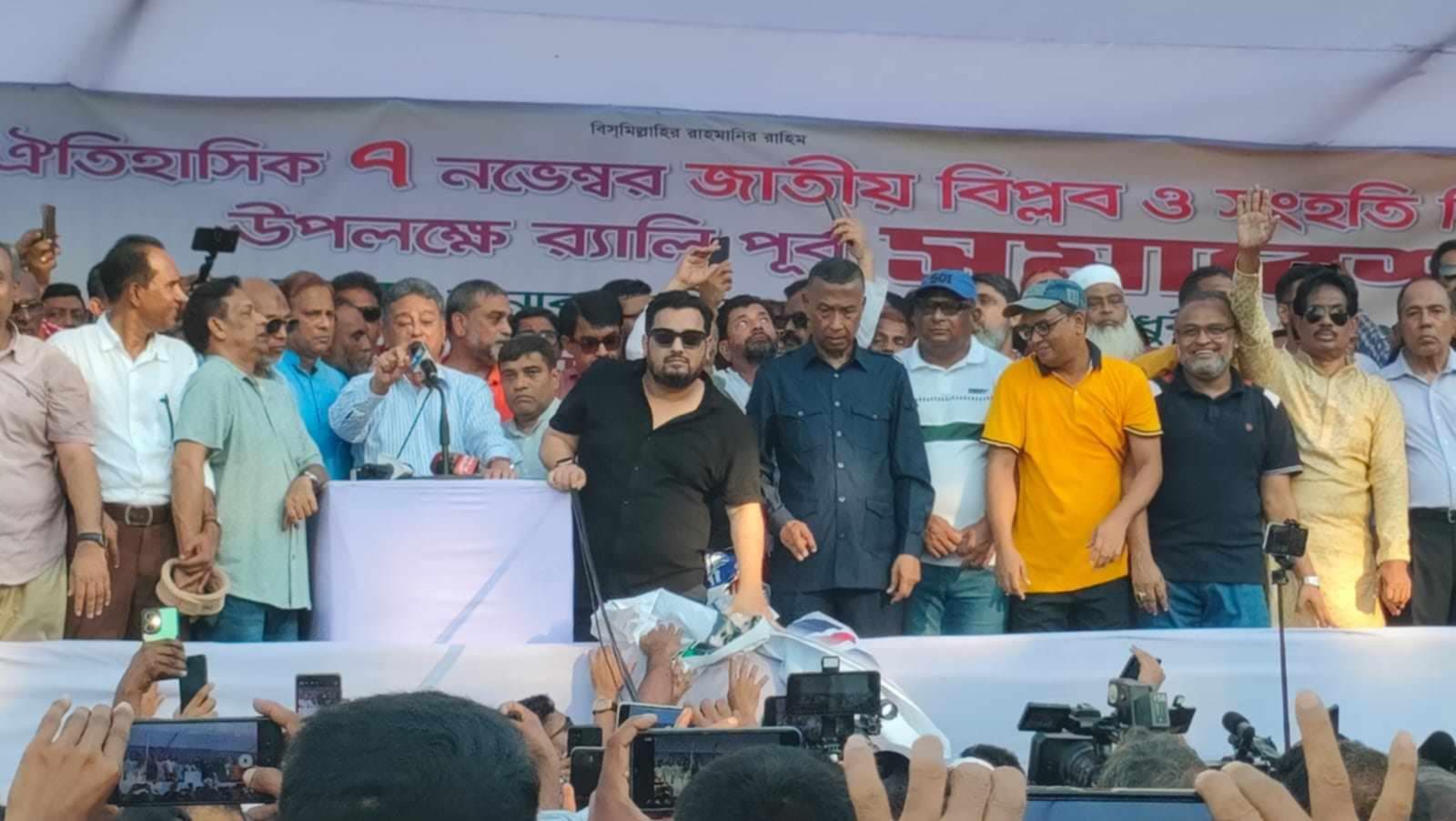 হাসিনা সরকারকে হটানোর ভিত্তি তৈরি করেছিল বিএনপি : আমির খসরু