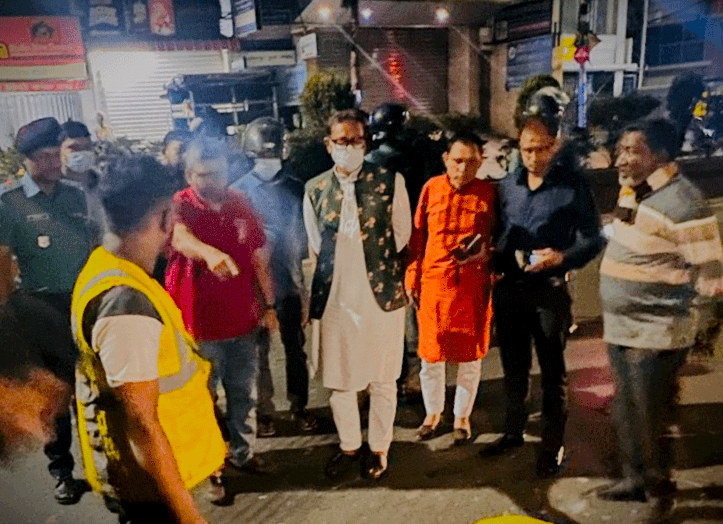 চট্টগ্রামে পরিচ্ছন্নতা কার্যক্রম যথাযথভাবে পালন হচ্ছে কিনা দেখতে গভীর রাতে রাস্তায় মেয়র শাহাদত