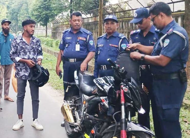 চবি ক্যাম্পাসে অভিযান চালিয়ে বহিরাগতদের বাইক আটক, জরিমানা
