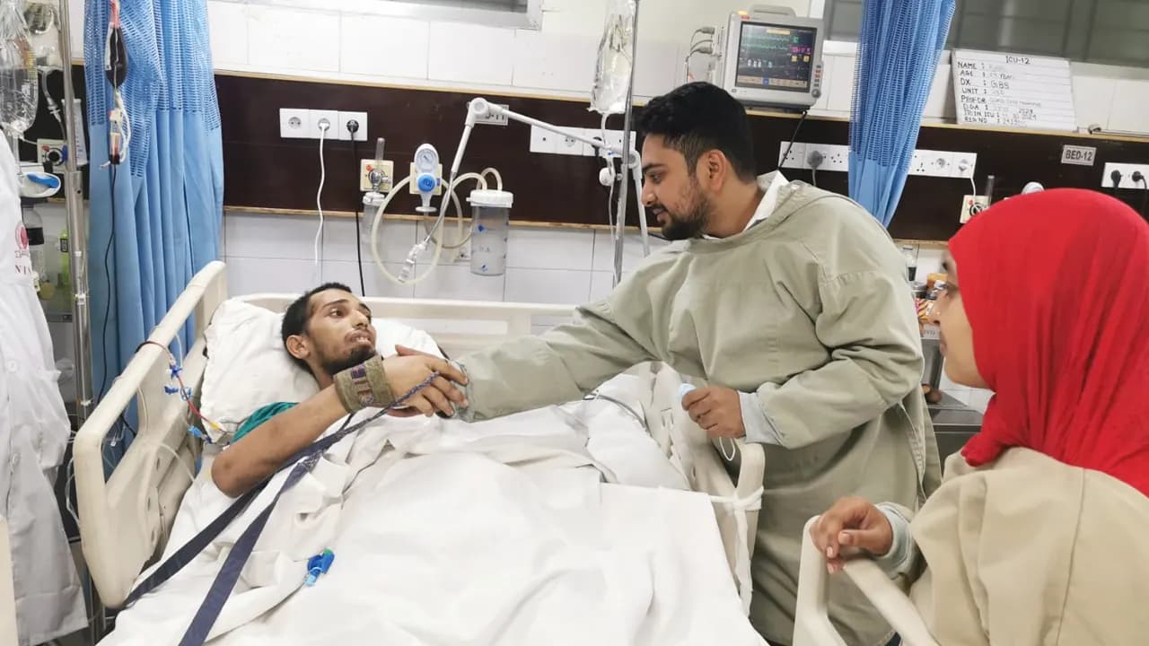 আহত কাজলকে নেওয়া হচ্ছে থাইল্যান্ড, হাসপাতালে উপদেষ্টা নাহিদ