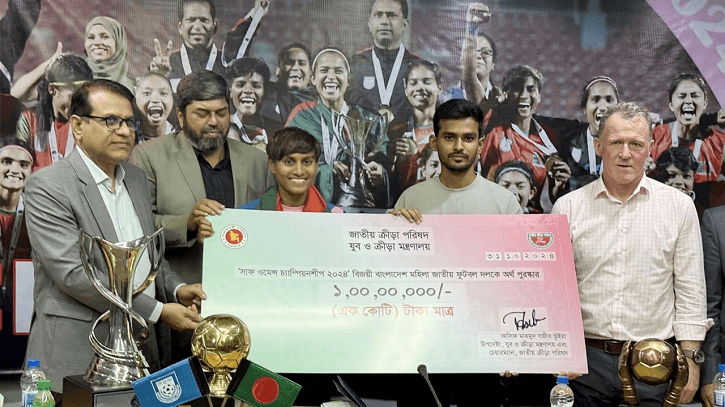 ঘোষণার ১১ দিনের মাথায় কোটি টাকা বোনাস বুঝে পেল সাফজয়ীরা