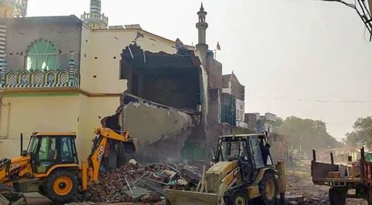 পুলিশি পাহারায় ভারতে ভাঙা হলো ১৮০ বছর পুরোনো মসজিদের একাংশ