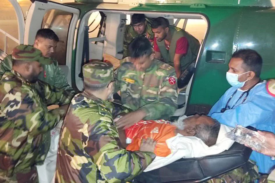 অসুস্থ আবু সাঈদের বাবাকে হেলিকপ্টারে আনা হলো ঢাকা
