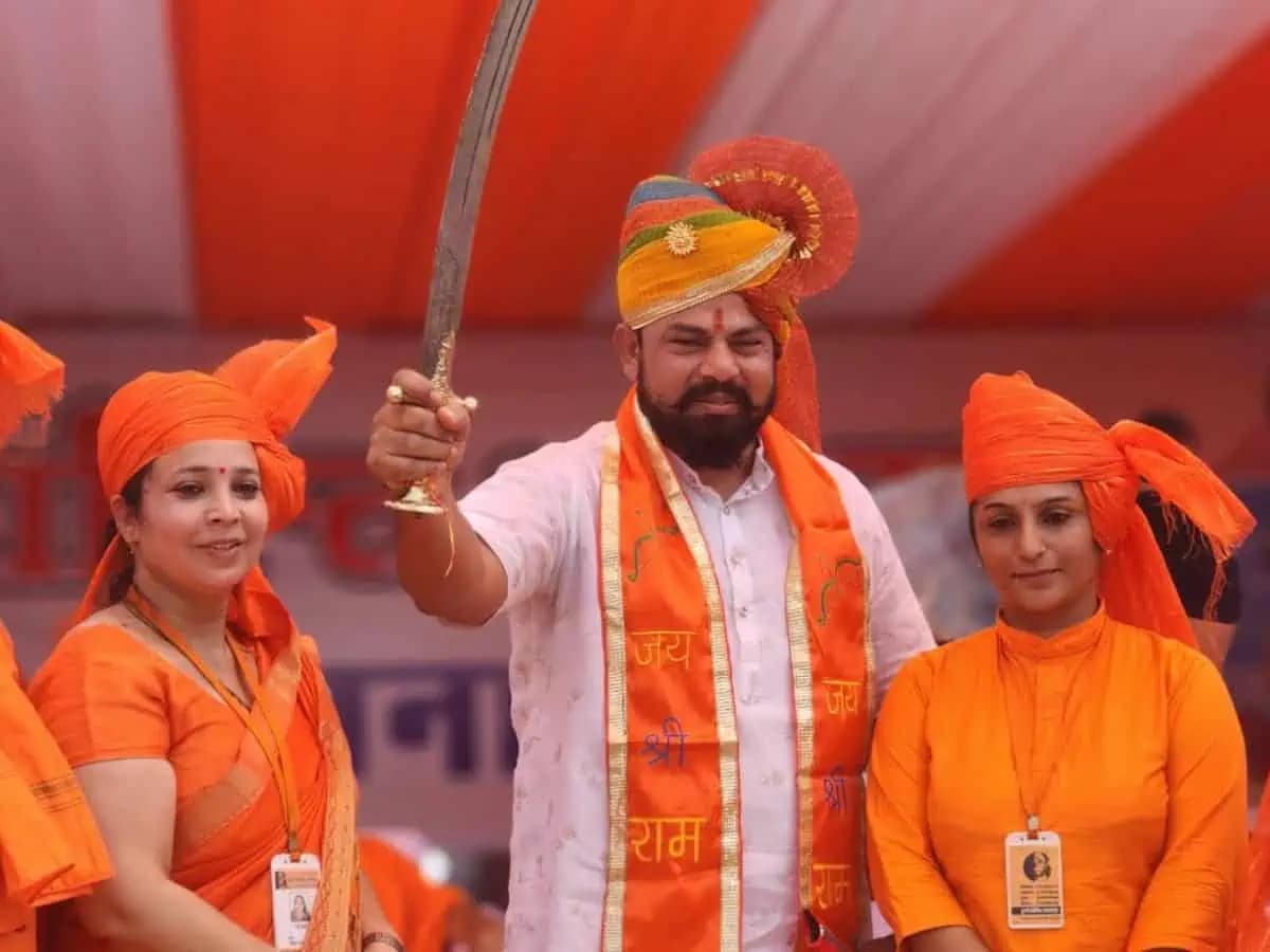 ১৫ মিনিটে বাংলাদেশ ক্লিয়ারের হুঁশিয়ারি, বাংলাদেশের হিন্দুদের তলোয়ার প্রস্তুত রাখতে আহবান বিজেপি নেতার