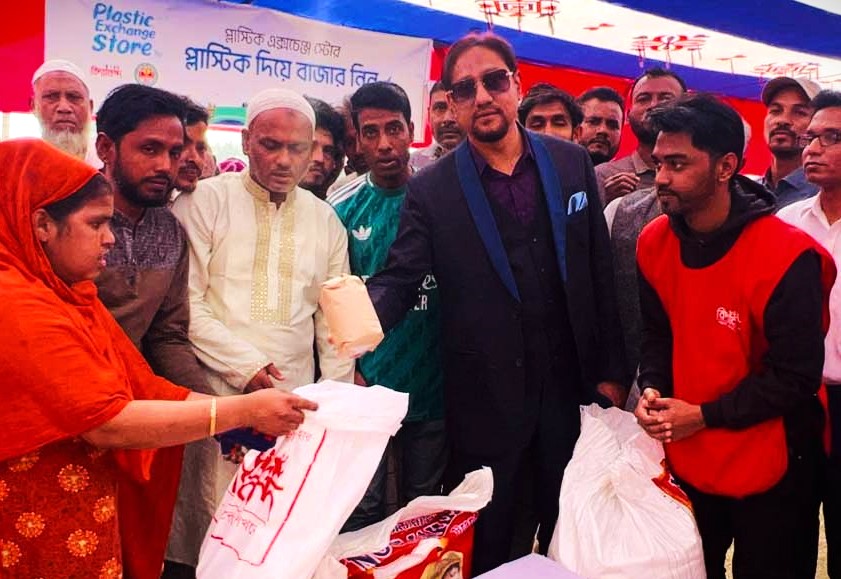 চট্টগ্রামে বিদ্যানন্দের ‘প্লাস্টিকের বিনিময়ে বাজার’ কার্যক্রমের উদ্বোধন করলেন চসিক মেয়র ডা. শাহাদাত