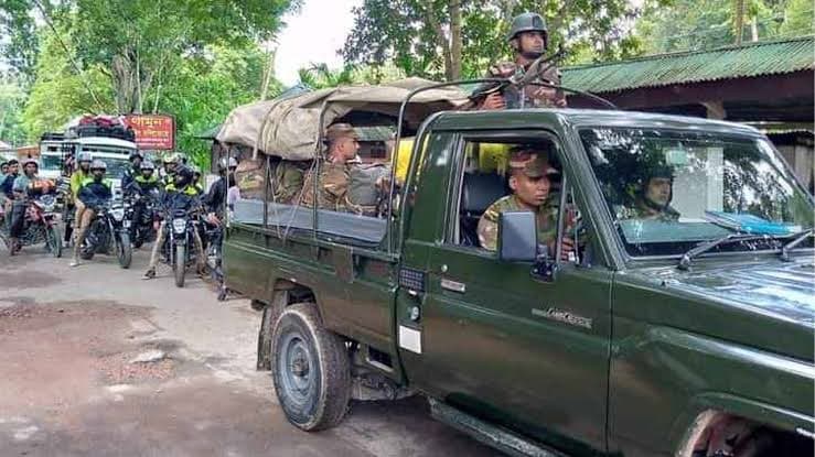 সেনাবাহিনীর সহায়তায় সাজেক থেকে ফিরছে আটকা পড়া পর্যটকরা